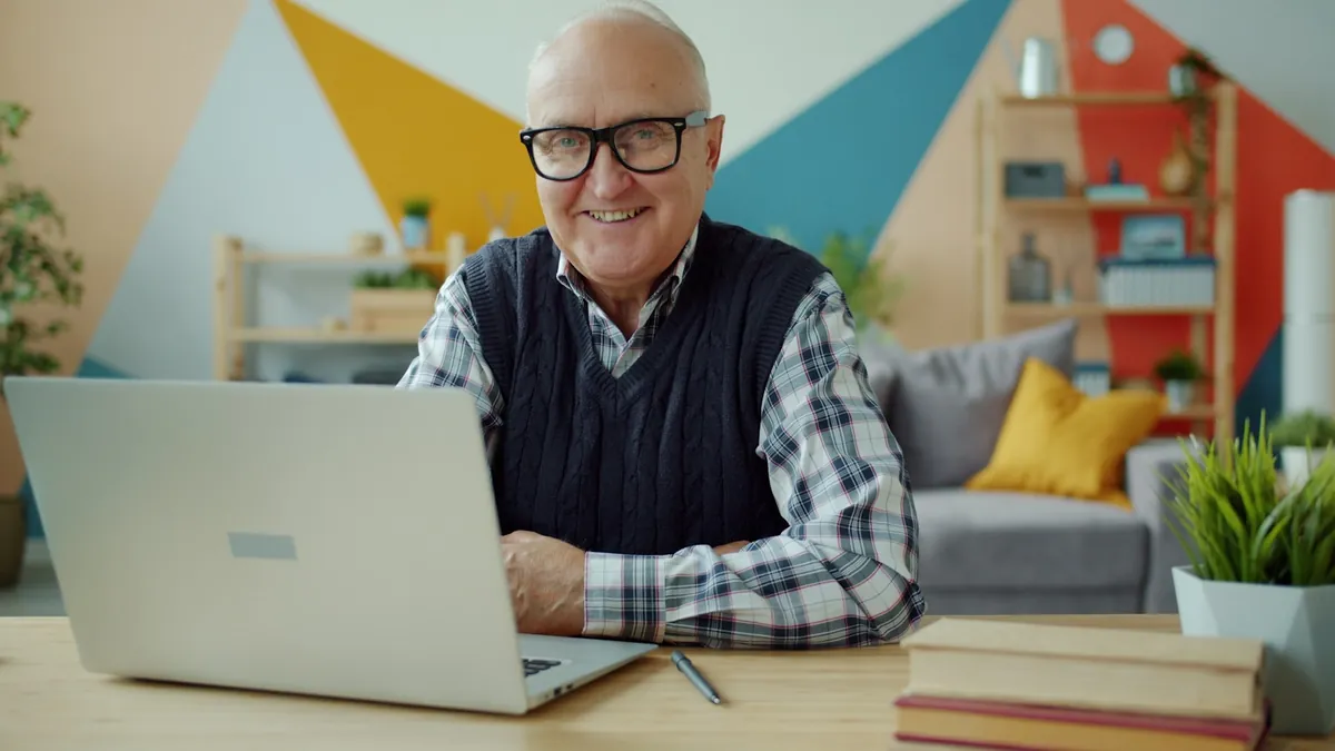 Pessoa idosa usando notebook em casa
